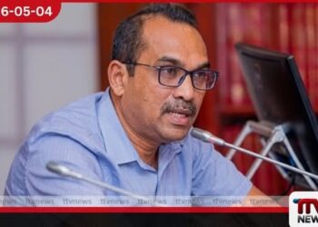 දුර ගමන් බස් රථ ආසන  Online වෙන් කරගැනීමට නව ක්‍රමවේදයක් ප්‍රවාහන ඇමති බිමල් රත්නායකගෙන්  පැහැදිලි කිරීමක්දුර ගමන් සේවා බස් රථවල ආසන වෙන් කරගැනීමේදී මගීන් මුහුණ දෙන ගැටලු අවම කිරීම සඳහා නවීන තාක්ෂණය උපයෝගී කරගනිමින් විනිවිද පෙනෙන Online පද්ධතියක් හඳුන්වා දීමට පියවර ගන්නා බව ප්‍රවාහන හා සිවිල් ගුවන් සේවා අමාත්‍ය බිමල් රත්නායක මහතා පවසයි. මෙම නව ක්‍රමවේදය හරහා ශ්‍රී ලංකා ගමනාගමන මණ්ඩලයේ (ලංගම) සහ පෞද්ගලික අංශයේ සියලුම දුර ගමන් බස් රථ ඒකාබද්ධ කර එකම පද්ධතියක් යටතට පත් කරන බව අමාත්‍යවරයා පෙන්වා දුන්නේය. මෙහිදී මගීන්ට ජංගම දුරකථන යෙදුමක් හෝ වෙබ් අඩවියක් ඔස්සේ තමන් යාමට අපේක්ෂිත ගමනාන්තය, වේලාව සහ කැමති ආසනයක් තෝරාගෙන මුදල් ගෙවීමට පහසුකම් සැලසෙනු ඇත. මෙම පද්ධතිය ක්‍රියාත්මක වීමත් සමඟ මගීන්ට බස් රථය පවතින ස්ථානය සහ ලබාගත හැකි ආසන සංඛ්‍යාව එසැණින් දැනගැනීමට හැකි වන බැවින් වඩාත් විනිවිද පෙනෙන සේවාවක් නිර්මාණය වේ. ලංගම සහ පෞද්ගලික බස් රථ දෙඅංශයම එකම පද්ධතියකට ඇතුළත් කිරීම මගින් අනවශ්‍ය තරඟකාරීත්වය අවම කර මගී සේවාව විධිමත් කිරීමට ද අපේක්ෂිතය. මගීන්ට බැංකු කාඩ්පත්, QR කේත හෝ රීලෝඩ් මධ්‍යස්ථාන හරහා ගෙවීම් කිරීමේ හැකියාව පවතින අතර එමගින් ආසන වෙන් කිරීමේදී අතරමැදියන් විසින් සිදුකරන අක්‍රමිකතා සම්පූර්ණයෙන් නතර කිරීමට පියවර ගෙන තිබේ. මීට අමතරව දුර ගමන් සේවා පවත්වාගෙන යන සියලුම බස් රථ සඳහා GPS තාක්ෂණය අනිවාර්ය කරන බවත්, එමගින් බස් රථ නියමිත කාලසටහනට ධාවනය කරන්නේද යන්න අමාත්‍යාංශ මට්ටමින් නිරන්තරයෙන් අධීක්ෂණය කරන බවත් අමාත්‍ය බිමල් රත්නායක මහතා වැඩිදුරටත් සඳහන් කළේය.