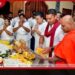 කැලණිය රජමහා විහාරස්ථානයේ  පැවති පුණ්‍යකර්මයකට  මහින්ද රාජපක්ෂ සහ  නාමල් රාජපක්ෂ සහභාගී වෙති