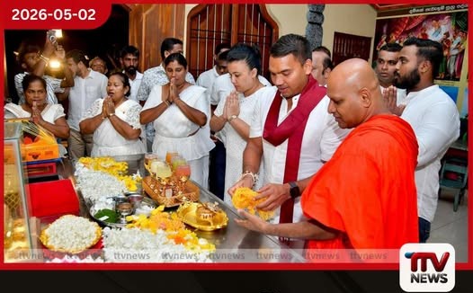 කැලණිය රජමහා විහාරස්ථානයේ  පැවති පුණ්‍යකර්මයකට  මහින්ද රාජපක්ෂ සහ  නාමල් රාජපක්ෂ සහභාගී වෙති