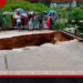 මහනුවරට පිවිසෙන  ප්‍රධාන මාර්ගයක පාලමක්  අඩි 10ක් ගිලා බසී  ගමනාගමනය සම්පූර්ණයෙන් ඇනහිටී