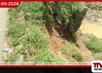 A9 මාර්ගයේ අඹතැන්න ප්රදේශයේ කොටසක් පිඟා ඔයට නාය යයි