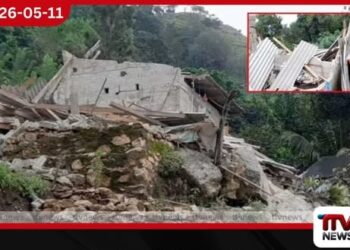 ඇල්ලේ නිවසක් මතට  ගල් පර්වතයක් පෙරළෙයි:  තිදෙනෙකු රෝහලට