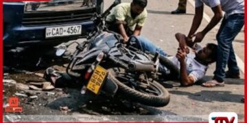 කිවුල්ආරේදී යතුරුපැදි දෙකක් සහ  මෝටර් රථයක් ගැටෙයි