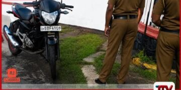 පොලිස් නිල ඇඳුමින් පැමිණ  රත්මලානේදී ලක්ෂ 5ක් කොල්ලකයි