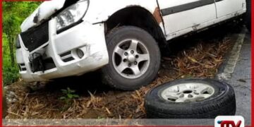 අධික වේගයෙන් ගිය  කැබ් රථයක  රෝදයකුත් ගැලවෙයි