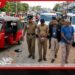 ත්‍රිරෝද රථ රියදුරෙකුගේ  මුදල් කොල්ලකෑ  පොලිස් කොස්තාපල්වරුන් දෙදෙනෙකු  ඇතුළු පිරිසක් අත්අඩංගුවට