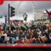 එකිනෙකට ප්රතිවිරුද්ධ මතවාද දරන දැවැන්ත විරෝධතා පෙළපාලි දෙකකින් ලන්ඩන් නුවර නොසන්සුන් වෙයි