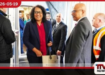 අගමැති හරිනි අමරසූරිය නිල සංචාරයක් සඳහා ලන්ඩන් වෙත හීත්‍රෝ ගුවන් තොටුපොළේදී උණුසුම් පිළිගැනීමක්