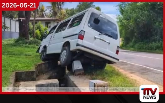 බදුල්ල – මහියංගනය පාරේ කන්දකැටියදී වෑන් රථයක් කොන්ක්රීට් කනුවල ගැටෙයි