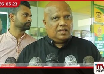 “මාලිමාවේ 12 දෙනෙක් ඉල්ලා අස්වෙන්න ලියුම් දීලා” රජයට රට ගෙනියන්න බැරි බවට ජගත් විතානගෙන් චෝදනාවත්මන් රජයට රට පාලනය කිරීමේ හැකියාවක් නොමැති බවත්, ඒ නිසාම ඔවුන් නුදුරේදීම පාලනය අත්හැරීමට කටයුතු කරනු ඇති බවත් සමගි ජන බලවේගයේ පාර්ලිමේන්තු මන්ත්රී ජගත් විතාන මහතා පවසනවා. රජය කෙරෙහි පවතින ජනතා සහ ජාත්යන්තර විශ්වාසය සම්පූර්ණයෙන්ම බිඳ වැටී ඇති බවත්, රටේ ආර්ථිකය අගාධයකට ඇද දමා ඇති බවත් ඔහු චෝදනා කරනවා. ජාතික ජන බලවේගය තුළ මේ වන විට බරපතල අර්බුදයක් හටගෙන ඇති බව සඳහන් කරන මන්ත්රීවරයා, එම පක්ෂයේ සාමාජිකයන් 12 දෙනෙකු දැනටමත් සිය අස්වීමේ ලිපි ලබා දී ඇති බවත්, එම සංඛ්යාව ඉදිරියේදී තවදුරටත් ඉහළ යනු ඇති බවත් අනාවරණය කළා. පක්ෂය තුළ සිටින උගත් කණ්ඩායම්වල හඬට ඉඩක් නොලැබෙන බවත්, සියලු තීන්දු තීරණ ගනු ලබන්නේ දහපාලොස් දෙනෙකුගෙන් යුත් සන්නද්ධ අතීතයක් සහිත පිරිසක් විසින් බවත් ඔහු වැඩිදුරටත් පවසා සිටියා. රටේ ආර්ථික කළමනාකරණය සම්පූර්ණයෙන්ම අසාර්ථක වී ඇති බව පෙන්වා දෙන මන්ත්රීවරයා, ආසියාවේම රුපියල වේගයෙන් කඩා වැටුණු පළමු රට බවට ලංකාව පත්ව ඇති බව සඳහන් කරනවා. අත්යාවශ්ය භාණ්ඩ මිල ඉහළ දමමින් රජය විසින්ම කළු කඩයක් නිර්මාණය කර ඇති බවත්, ඒ හරහා පෞද්ගලික අංශය අසාධාරණ ලෙස ලාභ ලබන බවත් ඔහු පවසනවා. වාහන ආනයනය සම්බන්ධයෙන් රජය ගත් තීරණ දැඩි ලෙස විවේචනය කළ විතාන මහතා, අයවැයට පෙර වාහන බදු පිළිබඳ රහස් තොරතුරු ව්යාපාරිකයන් වෙත ලබා දී ඇති බවට චෝදනා කළා. බදු වැඩි වීමට පෙර ණයවර ලිපි (LC) විවෘත කර වාහන දහස් ගණනක් ගෙන්වා අයුතු ලාභ ලැබීමට ඇතැම් ව්යාපාරිකයන් කටයුතු කර ඇති බවත්, මේ සඳහා රජයේ ප්රධානීන්ගේ සම්බන්ධයක් ඇති බවත් ඔහු ප්රකාශ කළා. පවතින තත්ත්වය හමුවේ දේශපාලකයන් කෙරෙහි ජනතාව තුළ දැඩි වෛරයක් නිර්මාණය වෙමින් පවතින බවත්, මෙය පෙර පැවති අරගලයටත් වඩා එහා ගිය “එපාවීමක්” බවත් ඔහු අවධාරණය කරනවා. භාණ්ඩාගාරය හිස් කරමින් රජය ගෙනයන මේ වැඩපිළිවෙළට එරෙහිව ජනතාව නුදුරේදීම තීන්දුවක් ගනු ඇති බවයි මන්ත්රීවරයා වැඩිදුරටත් ප්රකාශ කළේ.