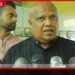 “මාලිමාවේ 12 දෙනෙක්  ඉල්ලා අස්වෙන්න ලියුම් දීලා”  රජයට රට ගෙනියන්න බැරි බවට  ජගත් විතානගෙන් චෝදනාවත්මන් රජයට රට පාලනය කිරීමේ හැකියාවක් නොමැති බවත්, ඒ නිසාම ඔවුන් නුදුරේදීම පාලනය අත්හැරීමට කටයුතු කරනු ඇති බවත් සමගි ජන බලවේගයේ පාර්ලිමේන්තු මන්ත්‍රී ජගත් විතාන මහතා පවසනවා. රජය කෙරෙහි පවතින ජනතා සහ ජාත්‍යන්තර විශ්වාසය සම්පූර්ණයෙන්ම බිඳ වැටී ඇති බවත්, රටේ ආර්ථිකය අගාධයකට ඇද දමා ඇති බවත් ඔහු චෝදනා කරනවා. ජාතික ජන බලවේගය තුළ මේ වන විට බරපතල අර්බුදයක් හටගෙන ඇති බව සඳහන් කරන මන්ත්‍රීවරයා, එම පක්ෂයේ සාමාජිකයන් 12 දෙනෙකු දැනටමත් සිය අස්වීමේ ලිපි ලබා දී ඇති බවත්, එම සංඛ්‍යාව ඉදිරියේදී තවදුරටත් ඉහළ යනු ඇති බවත් අනාවරණය කළා. පක්ෂය තුළ සිටින උගත් කණ්ඩායම්වල හඬට ඉඩක් නොලැබෙන බවත්, සියලු තීන්දු තීරණ ගනු ලබන්නේ දහපාලොස් දෙනෙකුගෙන් යුත් සන්නද්ධ අතීතයක් සහිත පිරිසක් විසින් බවත් ඔහු වැඩිදුරටත් පවසා සිටියා. රටේ ආර්ථික කළමනාකරණය සම්පූර්ණයෙන්ම අසාර්ථක වී ඇති බව පෙන්වා දෙන මන්ත්‍රීවරයා, ආසියාවේම රුපියල වේගයෙන් කඩා වැටුණු පළමු රට බවට ලංකාව පත්ව ඇති බව සඳහන් කරනවා. අත්‍යාවශ්‍ය භාණ්ඩ මිල ඉහළ දමමින් රජය විසින්ම කළු කඩයක් නිර්මාණය කර ඇති බවත්, ඒ හරහා පෞද්ගලික අංශය අසාධාරණ ලෙස ලාභ ලබන බවත් ඔහු පවසනවා. වාහන ආනයනය සම්බන්ධයෙන් රජය ගත් තීරණ දැඩි ලෙස විවේචනය කළ විතාන මහතා, අයවැයට පෙර වාහන බදු පිළිබඳ රහස් තොරතුරු ව්‍යාපාරිකයන් වෙත ලබා දී ඇති බවට චෝදනා කළා. බදු වැඩි වීමට පෙර ණයවර ලිපි (LC) විවෘත කර වාහන දහස් ගණනක් ගෙන්වා අයුතු ලාභ ලැබීමට ඇතැම් ව්‍යාපාරිකයන් කටයුතු කර ඇති බවත්, මේ සඳහා රජයේ ප්‍රධානීන්ගේ සම්බන්ධයක් ඇති බවත් ඔහු ප්‍රකාශ කළා. පවතින තත්ත්වය හමුවේ දේශපාලකයන් කෙරෙහි ජනතාව තුළ දැඩි වෛරයක් නිර්මාණය වෙමින් පවතින බවත්, මෙය පෙර පැවති අරගලයටත් වඩා එහා ගිය “එපාවීමක්” බවත් ඔහු අවධාරණය කරනවා. භාණ්ඩාගාරය හිස් කරමින් රජය ගෙනයන මේ වැඩපිළිවෙළට එරෙහිව ජනතාව නුදුරේදීම තීන්දුවක් ගනු ඇති බවයි මන්ත්‍රීවරයා වැඩිදුරටත් ප්‍රකාශ කළේ.