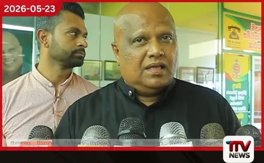 “මාලිමාවේ 12 දෙනෙක් ඉල්ලා අස්වෙන්න ලියුම් දීලා” රජයට රට ගෙනියන්න බැරි බවට ජගත් විතානගෙන් චෝදනාවත්මන් රජයට රට පාලනය කිරීමේ හැකියාවක් නොමැති බවත්, ඒ නිසාම ඔවුන් නුදුරේදීම පාලනය අත්හැරීමට කටයුතු කරනු ඇති බවත් සමගි ජන බලවේගයේ පාර්ලිමේන්තු මන්ත්රී ජගත් විතාන මහතා පවසනවා. රජය කෙරෙහි පවතින ජනතා සහ ජාත්යන්තර විශ්වාසය සම්පූර්ණයෙන්ම බිඳ වැටී ඇති බවත්, රටේ ආර්ථිකය අගාධයකට ඇද දමා ඇති බවත් ඔහු චෝදනා කරනවා. ජාතික ජන බලවේගය තුළ මේ වන විට බරපතල අර්බුදයක් හටගෙන ඇති බව සඳහන් කරන මන්ත්රීවරයා, එම පක්ෂයේ සාමාජිකයන් 12 දෙනෙකු දැනටමත් සිය අස්වීමේ ලිපි ලබා දී ඇති බවත්, එම සංඛ්යාව ඉදිරියේදී තවදුරටත් ඉහළ යනු ඇති බවත් අනාවරණය කළා. පක්ෂය තුළ සිටින උගත් කණ්ඩායම්වල හඬට ඉඩක් නොලැබෙන බවත්, සියලු තීන්දු තීරණ ගනු ලබන්නේ දහපාලොස් දෙනෙකුගෙන් යුත් සන්නද්ධ අතීතයක් සහිත පිරිසක් විසින් බවත් ඔහු වැඩිදුරටත් පවසා සිටියා. රටේ ආර්ථික කළමනාකරණය සම්පූර්ණයෙන්ම අසාර්ථක වී ඇති බව පෙන්වා දෙන මන්ත්රීවරයා, ආසියාවේම රුපියල වේගයෙන් කඩා වැටුණු පළමු රට බවට ලංකාව පත්ව ඇති බව සඳහන් කරනවා. අත්යාවශ්ය භාණ්ඩ මිල ඉහළ දමමින් රජය විසින්ම කළු කඩයක් නිර්මාණය කර ඇති බවත්, ඒ හරහා පෞද්ගලික අංශය අසාධාරණ ලෙස ලාභ ලබන බවත් ඔහු පවසනවා. වාහන ආනයනය සම්බන්ධයෙන් රජය ගත් තීරණ දැඩි ලෙස විවේචනය කළ විතාන මහතා, අයවැයට පෙර වාහන බදු පිළිබඳ රහස් තොරතුරු ව්යාපාරිකයන් වෙත ලබා දී ඇති බවට චෝදනා කළා. බදු වැඩි වීමට පෙර ණයවර ලිපි (LC) විවෘත කර වාහන දහස් ගණනක් ගෙන්වා අයුතු ලාභ ලැබීමට ඇතැම් ව්යාපාරිකයන් කටයුතු කර ඇති බවත්, මේ සඳහා රජයේ ප්රධානීන්ගේ සම්බන්ධයක් ඇති බවත් ඔහු ප්රකාශ කළා. පවතින තත්ත්වය හමුවේ දේශපාලකයන් කෙරෙහි ජනතාව තුළ දැඩි වෛරයක් නිර්මාණය වෙමින් පවතින බවත්, මෙය පෙර පැවති අරගලයටත් වඩා එහා ගිය “එපාවීමක්” බවත් ඔහු අවධාරණය කරනවා. භාණ්ඩාගාරය හිස් කරමින් රජය ගෙනයන මේ වැඩපිළිවෙළට එරෙහිව ජනතාව නුදුරේදීම තීන්දුවක් ගනු ඇති බවයි මන්ත්රීවරයා වැඩිදුරටත් ප්රකාශ කළේ.