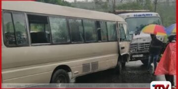 හැටන් – බගවන්තලාව මාර්ගයේදී  පාසල් බස් රථයක් සහ ටිපර් රථයක් ගැටී