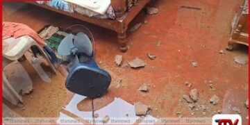 මහ වැසි මැද ආ සුළඟින් හලාවත නිවාස 200ක වහලවල් ගැලවී යයි