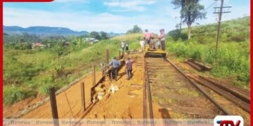 දැඩි වර්ෂාවෙන් විනාශ වූ උඩරට දුම්රිය මාර්ග කොටසක් කඩිනමින් පිළිසකර කෙරෙයි