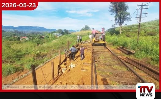දැඩි වර්ෂාවෙන් විනාශ වූ උඩරට දුම්රිය මාර්ග කොටසක් කඩිනමින් පිළිසකර කෙරෙයි