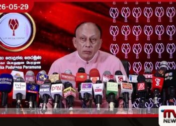 දේශපාලන කරළියේ  නව සංවාදයකට මුල පුරමින්‌  ලක්ෂ්‌මන්‌ යාපා අබේවර්ධන  පක්ෂ මූලස්‌ථානයේදී අදහස්‌ දක්‌වයි
