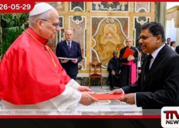 වතිකානයේ නව ශ්රී ලංකා තානාපති සුමිත් දසනායක මහතා අක්තපත්ර පිළිගන්වයි
