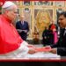 වතිකානයේ නව ශ්රී ලංකා තානාපති සුමිත් දසනායක මහතා අක්තපත්ර පිළිගන්වයි