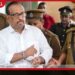 අරක්කු ස්ප්රයිට් බෝතල්වල දමාගෙන වැලිකඩ සිටින මහින්දානන්ද බලන්න ගිය අයෙකු අත්අඩංගුවට