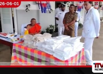 අඹේවෙළ විහාරස්ථානයේ සිල් සමාදන් වූ උවසි උවසියන් සඳහා සිල් රෙදි පිරිනැමීම