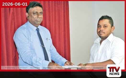 පසුගිය වසරේ නොවැම්බර් මාසයේදී රටට දැඩි බලපෑමක් එල්ල කළ දිට්වා සුළි කුණාටුවෙන් ආපදාවට පත් ජනතාවට සහන සැලසීම සඳහා ස්වේච්ඡාවෙන් කැපවූ තරුණ ස්වේච්ඡා නායකයින් 35 දෙනෙකු ඇගයීම වෙනුවෙන් සහතිකපත් ප්රදානෝත්සවයක් පසුගියදා ගාල්ල SED ආයතනයේ ශ්රවණාගාරයේදී පැවැත්විණි. තරුණ හා සමාජ සංවර්ධන කේන්ද්රය (CEYSD) විසින් මෙම වැඩසටහන සංවිධානය කර තිබිණි. දකුණු පළාත් සභාවේ ලේකම් මහේෂ් කරුණාරත්න මහතා මෙම අවස්ථාවට ප්රධාන ආරාධිත අමුත්තා ලෙස එක්වෙමින් පෙන්වා දුන්නේ ව්යසන ඉක්මනින් අමතක කිරීම අපේ රටේ මිනිසුන්ගේ ඇති ලොකුම දුර්වලතාවක් බවයි. එම අමතක කිරීම නිසාම මීළඟ ව්යසනයට මුහුණ දීමට නිසි ලෙස සූදානම් වීමට අප අපොහොසත් වන බවත්, සුනාමි ව්යසනයෙන් උගත් පාඩම් අමතක කිරීම මීළඟ ආපදාවට පාර කැපීමක් බවත් හෙතෙම අවධාරණය කළේය. සුනාමි ව්යසනයෙන් පසු ලැබුණු ආධාර යටතේ ඉදිකළ නිවාස ව්යාපෘති බොහොමයක් අද වන විට නීතිමය හා පරිපාලන ගැටලු රාශියකට මුහුණ දී ඇති බවත්, ඇතැම් නිවාස මුල් ප්රතිලාභියා අතින් ගිලිහී 12 වැනි හෝ 13 වැනි අයිතිකරුවන් අතට පත්ව ඇති බවත් හෙතෙම වැඩිදුරටත් සිහිපත් කළේය. දිට්වා සුළි කුණාටුවෙන් සිදු වූ විනාශය ස්වාභාවික තත්ත්වයන් පමණක් නිසා සිදු වූවක් නොවන බවත්, පරිසරයට සිදු කරන ලද හානි සහ අවිධිමත් මානව ක්රියාකාරකම් ඊට විශාල වශයෙන් බලපෑ බවත් හෙතෙම කියා සිටියේය. එබැවින් පරිසර විනාශයන් සම්බන්ධයෙන් නීතිය දැඩිව ක්රියාත්මක විය යුතු බවත්, ආපදා වළක්වා ගැනීමට රජය, ආයතන සහ ජනතාව සියලු දෙනාම වගකීමෙන් කටයුතු කළ යුතු බවත් කරුණාරත්න මහතා සඳහන් කළේය. දිට්වා සුළි කුණාටුවෙන් පීඩාවට පත් මහනුවර දිස්ත්රික්කයේ ගලහ, වාරියගොල්ල සහ දෙල්තොට ප්රදේශවල නිවාස හා පාසල් පිරිසුදු කිරීම, ජලනළ පද්ධති අලුත්වැඩියා කිරීම ඇතුළු පුනරුත්ථාපන කටයුතු රැසකට මෙම තරුණ ස්වේච්ඡා නායකයින් දායක වී තිබේ. ජාති, ආගම් හෝ දේශපාලන භේදයකින් තොරව විපතට පත් ජනතාවට සහයෝගය දැක්වූ මෙම පිරිස වෙත සිය කෘතඥතාව පළ කරන බවද ලේකම්වරයා පැවසීය. මෙම අවස්ථාව සඳහා ඉඩම් සමථකරණ මණ්ඩලයේ සභාපති අනුර ගමගේ මහතා සහ නීතිඥ තුෂාණි කන්දිල්පාන මහත්මිය ඇතුළු පිරිසක් සහභාගි වූ අතර, තරුණ හා සමාජ සංවර්ධන කේන්ද්රයේ විධායක අධ්යක්ෂ මොහොමඩ් නස්රීන් මහතා සහ කාර්ය මණ්ඩලය විසින් මෙම වැඩසටහන සංවිධානය කර තිබිණි.
