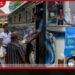 රුපියල් ශතවලට ගහමරා ගන්නා කාලෙක මගීන්ට නොමිලේ ගමනක් සමඟ දිවා ආහාරයකුත් දුන් කඩුගන්නාවේ අපූරු බස් දන්සල