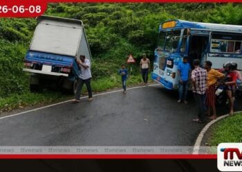 දෙණියාය – රත්නපුර පාරේ ලිස්සා ගිය ලොරි රථයක් පෙරළෙයි