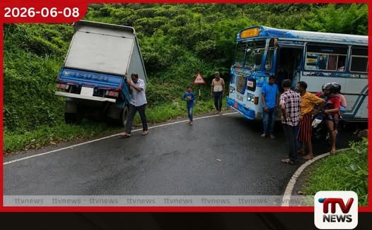 දෙණියාය – රත්නපුර පාරේ ලිස්සා ගිය ලොරි රථයක් පෙරළෙයි