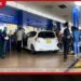 ටිකට් එකක් ගන්න  කාර් එකෙන්ම  කවුන්ටරයට ගිය රියදුරා
