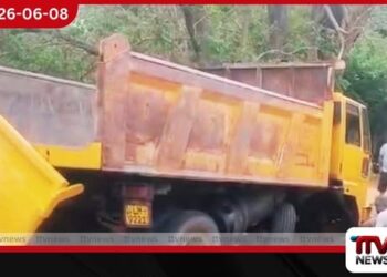 සේරුවිල මාර්ගයේදී  ටිපර් රථයක් කොහොඹ ගසක වැදී  බිහිසුණු අනතුරක්