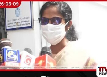 සුරේෂ් සලේගේ බිරිඳ සහ පුත්රයා මල්වතු අස්ගිරි මහනාහිමිවරුන් බැහැදකිති