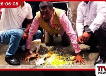 බල්ලෙක් වගේ මෙහෙමද කන්න ඕන?