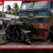අලුත්ගමදී ත්රිරෝද රථයක් දුම්රියක ගැටී මාරක අනතුරක් රියැදුරු එම ස්ථානයේදීම මරුට
