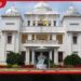 යාපනය මහජන පුස්තකාලය ගිනිබත් කිරීමේ 45 වැනි සැමරුම1981 මැයි මස යාපනය මහජන පුස්තකාලය ගිනිබත් කිරීමේ සිදුවීමට පසුගිය මැයි 31 දාට වසර 45ක් සපිරුණි. දකුණු ආසියාවේ පැවති විශිෂ්ටතම සංස්කෘතික නිධානයක් වූ මෙම පුස්තකාලය එදින රාත්රියේ ගින්නට බිලි වූයේ හුදෙක් අහම්බයකින් නොවේ. එය දකුණෙන් පිටත් කර හැරුණු නිල ඇඳුම් ලත් පොලිස් නිලධාරීන් සහ සංවිධානාත්මක පිරිස් විසින් සිදු කළ හිතාමතා කළ විනාශයකි. මෙම අවාසනාවන්ත සිදුවීමේදී කෘතීන්ට අමතරව වටිනා පුරාණ තල්පත් ලේඛන, ඓතිහාසික වාර්තා සහ දෙමළ ජනතාවගේ පරම්පරාගත බුද්ධිමය උරුමය අළු දූවිලි බවට පත් විය. මෙය හුදෙක් පොත්පත් පුළුස්සා දැමීමක් පමණක් නොව, දෙමළ සුළුතරයේ ආත්ම විශ්වාසය සහ සංස්කෘතික අනන්යතාව අභියෝගයට ලක් කිරීමක් විය. 1956 සිංහල පමණක් පනත, විශ්වවිද්යාලවලට ඇතුළත් වීමේ ප්රමිතිකරණය සහ රාජ්ය ආගම ලෙස බුද්ධාගම ස්ථාපිත කිරීම වැනි රාජ්ය ප්රතිපත්ති හරහා ජනවාර්ගික බෙදීම් තවදුරටත් උග්ර විය. 1983 ‘කළු ජූලිය’ දක්වා ගමන් කළ යුද්ධයේ ආරම්භක සලකුණක් ලෙස මෙම පුස්තකාල විනාශය හඳුනාගත හැකිය. ඉන්පසුව උදාවූ වසර තිහක සිවිල් යුද්ධය නිසා දෙමළ සහ සිංහල යන දෙපාර්ශ්වයේම දස දහස් ගණනක් ජනතාව ජීවිතක්ෂයට පත් විය. වසර 2009 යුද්ධය අවසන් වී වසර 17ක් ගතවී ඇතත්, උතුරේ සහ නැගෙනහිර තවමත් පවතින හමුදා වාඩිලාගැනීම් සහ දෙමළ ජනතාවගේ ඉඩම් අත්පත් කරගැනීම් වැනි යුධ සමයේ පැවති තත්ත්වයන් තවමත් වෙනස් වී නොමැති බව විචාරකයෝ පෙන්වා දෙති. මෙම සැමරුම අපට මතක් කර දෙන්නේ ‘නැවත කිසිදා නොවේ’ (Never Again) යන සටන් පාඨය හුදු ප්රාර්ථනයක් පමණක් නොව එය දේශපාලන වැඩපිළිවෙළක් විය යුතු බවයි. දශක හතක කාලයක් පුරා පාලක පන්තිය විසින් දේශපාලන බලය ලබා ගැනීම උදෙසා සිංහල සහ දෙමළ ජනතාව අතර ජාතිවාදී බෙදීම් ඇති කළ බව මෙම ලිපියේ දැක්වේ. ලංකා සමසමාජ පක්ෂය වැනි කම්කරු පන්තිය නියෝජනය කළ පක්ෂ පවා 1964 දී පාලක පන්තිය සමඟ එක්වීමෙන් සිදු කළ දේශපාලන පාවාදීම රටේ වාර්ගික ගැටලුව උත්සන්න වීමට හේතු වූ බව කතුවරයා තර්ක කරයි.