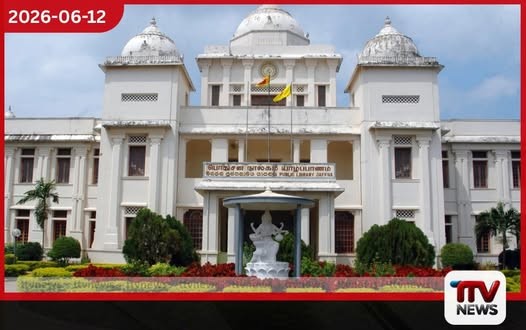 යාපනය මහජන පුස්තකාලය ගිනිබත් කිරීමේ 45 වැනි සැමරුම1981 මැයි මස යාපනය මහජන පුස්තකාලය ගිනිබත් කිරීමේ සිදුවීමට පසුගිය මැයි 31 දාට වසර 45ක් සපිරුණි. දකුණු ආසියාවේ පැවති විශිෂ්ටතම සංස්කෘතික නිධානයක් වූ මෙම පුස්තකාලය එදින රාත්රියේ ගින්නට බිලි වූයේ හුදෙක් අහම්බයකින් නොවේ. එය දකුණෙන් පිටත් කර හැරුණු නිල ඇඳුම් ලත් පොලිස් නිලධාරීන් සහ සංවිධානාත්මක පිරිස් විසින් සිදු කළ හිතාමතා කළ විනාශයකි. මෙම අවාසනාවන්ත සිදුවීමේදී කෘතීන්ට අමතරව වටිනා පුරාණ තල්පත් ලේඛන, ඓතිහාසික වාර්තා සහ දෙමළ ජනතාවගේ පරම්පරාගත බුද්ධිමය උරුමය අළු දූවිලි බවට පත් විය. මෙය හුදෙක් පොත්පත් පුළුස්සා දැමීමක් පමණක් නොව, දෙමළ සුළුතරයේ ආත්ම විශ්වාසය සහ සංස්කෘතික අනන්යතාව අභියෝගයට ලක් කිරීමක් විය. 1956 සිංහල පමණක් පනත, විශ්වවිද්යාලවලට ඇතුළත් වීමේ ප්රමිතිකරණය සහ රාජ්ය ආගම ලෙස බුද්ධාගම ස්ථාපිත කිරීම වැනි රාජ්ය ප්රතිපත්ති හරහා ජනවාර්ගික බෙදීම් තවදුරටත් උග්ර විය. 1983 ‘කළු ජූලිය’ දක්වා ගමන් කළ යුද්ධයේ ආරම්භක සලකුණක් ලෙස මෙම පුස්තකාල විනාශය හඳුනාගත හැකිය. ඉන්පසුව උදාවූ වසර තිහක සිවිල් යුද්ධය නිසා දෙමළ සහ සිංහල යන දෙපාර්ශ්වයේම දස දහස් ගණනක් ජනතාව ජීවිතක්ෂයට පත් විය. වසර 2009 යුද්ධය අවසන් වී වසර 17ක් ගතවී ඇතත්, උතුරේ සහ නැගෙනහිර තවමත් පවතින හමුදා වාඩිලාගැනීම් සහ දෙමළ ජනතාවගේ ඉඩම් අත්පත් කරගැනීම් වැනි යුධ සමයේ පැවති තත්ත්වයන් තවමත් වෙනස් වී නොමැති බව විචාරකයෝ පෙන්වා දෙති. මෙම සැමරුම අපට මතක් කර දෙන්නේ ‘නැවත කිසිදා නොවේ’ (Never Again) යන සටන් පාඨය හුදු ප්රාර්ථනයක් පමණක් නොව එය දේශපාලන වැඩපිළිවෙළක් විය යුතු බවයි. දශක හතක කාලයක් පුරා පාලක පන්තිය විසින් දේශපාලන බලය ලබා ගැනීම උදෙසා සිංහල සහ දෙමළ ජනතාව අතර ජාතිවාදී බෙදීම් ඇති කළ බව මෙම ලිපියේ දැක්වේ. ලංකා සමසමාජ පක්ෂය වැනි කම්කරු පන්තිය නියෝජනය කළ පක්ෂ පවා 1964 දී පාලක පන්තිය සමඟ එක්වීමෙන් සිදු කළ දේශපාලන පාවාදීම රටේ වාර්ගික ගැටලුව උත්සන්න වීමට හේතු වූ බව කතුවරයා තර්ක කරයි.