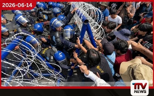 ඇමරිකානු හමුදාවන්ට රටින් පිටවෙන්නැයි කියමින් පිලිපීන නිදහස් දිනයේදී මැනිලා නුවර දැවැන්ත විරෝධතා