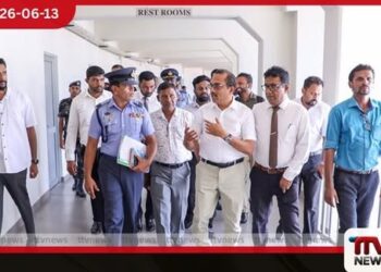 පිටකොටුව මධ්යම බස් නැවතුම්පොළේ නිරීක්ෂණ චාරිකාවක නිරත වූ අමාත්ය බිමල් රත්නායක