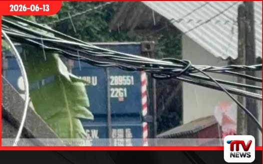 හෝමාගම පටු මාවතකට කන්ටේනර් රථයක් ඇතුළු වී ගස්වැල් වනසමින් ටෙලිකොම් රැහැන් කඩා දමයි: බර වාහනය අල්ලා දඩුවම් දෙන්න