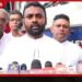 මහින්ද රනිල් ඇවිදගන්න බැරිව ලෝක විහිළුවක් වෙන්න එපා