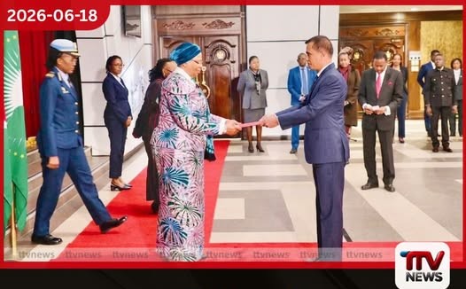 නැමීබියාවේ ශ්රී ලංකා මහ කොමසාරිස් එරට ජනපතිට අක්තපත්ර පිළිගන්වයි