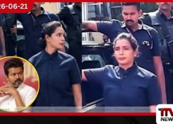 සාම්ප්රදායික දේශපාලන ආරක්ෂක රාමු අභිබවා තමිල්නාඩු මහ ඇමති විජේගේ ආරක්ෂාවට කාන්තා බවුන්සර්වරියක්: අන්තර්ජාලයම මවිත කළ දසුන
