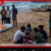 කතළුව මුහුදේ දිය නෑමට ගිය තරුණයෙක් දියේ ගිලී ජීවිතක්ෂයට