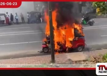 තමන්ගෙම ත්‍රිරෝද රථයට ගිනිතබා දුම්රියට පැනපු අසරණයා…