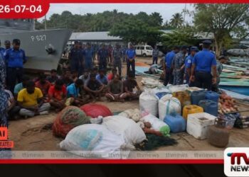 පුපුරණ ද්රව්ය සහ තහනම් දැල් රැගෙන මුහුදු ගිය පුද්ගලයින් පිරිසක් නාවික හමුදා භාරයට!