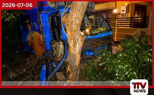තිස්සමහාරාම – මාතර මාර්ගයේදී අයිස්ක්රීම් රථයක් ගසක ගැටෙයි