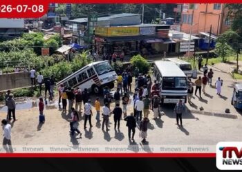 ගාල් කිරීමට ගිය බස් රථය තලගල ඔයට පෙරළෙයි…