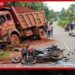 මාර්ගයෙන් පිට පැන්න ටිපර් රථය යතුරුපැදියක් යට කරයි…