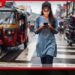 පාරේ යනකොට ෆෝන් එක දිහාම  බලන් ඉන්නවද?