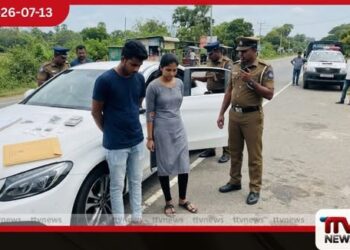 සුඛෝපභෝගී මෝටර් රථයකින්  අයිස් මත්ද්‍රව්‍ය ප්‍රවාහනය කළ  තරුණයෙක් සහ තරුණියක්  අත්අඩංගුවට